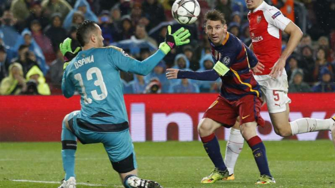 Penyerang Barcelona, Lionel Messi, mencetak gol ke gawang Arsenal.