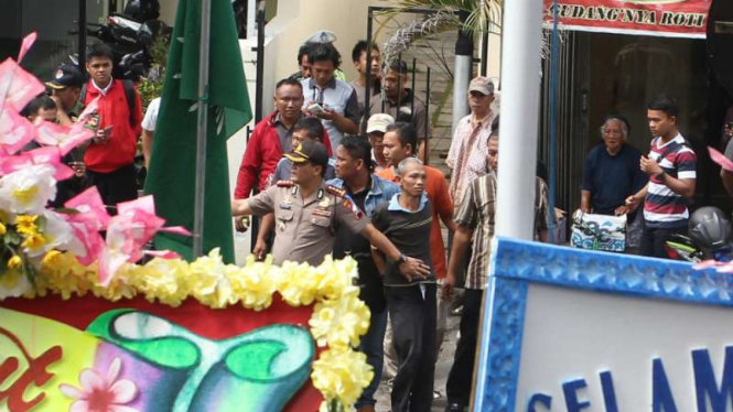 Polisi mengamankan seorang pria diduga mengalami gangguan jiwa di dekat RS PKU Muhammadiyah Solo. Penangkapan ini sebelum kehadiran istri Wakil Presiden Jusuf Kalla untuk menengok cucu Presiden Joko Widodo.