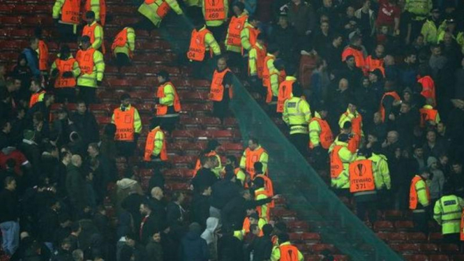 Bentrokan yang melibatkan fans Liverpool dengan suporter lawan.