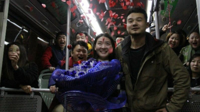 Li Chong (kanan) bersama kekasihnya saat melamar di bus.