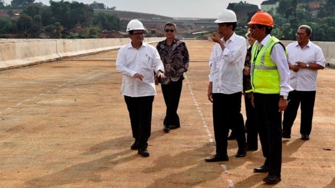 Presiden Joko Widodo saat tinjau proyek jalan Tol Cisumdawu.