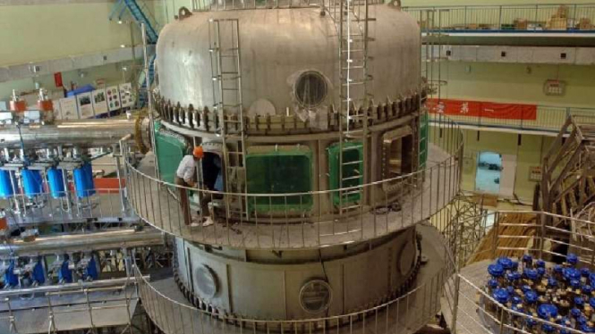 Teknisi bekerja di perangkat fusi nuklir