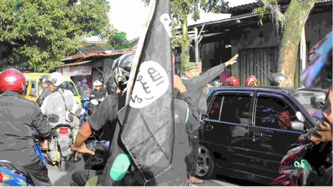 Bendera ISIS saat pemakaman Jenazah Fonda Amar Sholihin, Jumat, 18 Maret 2016.