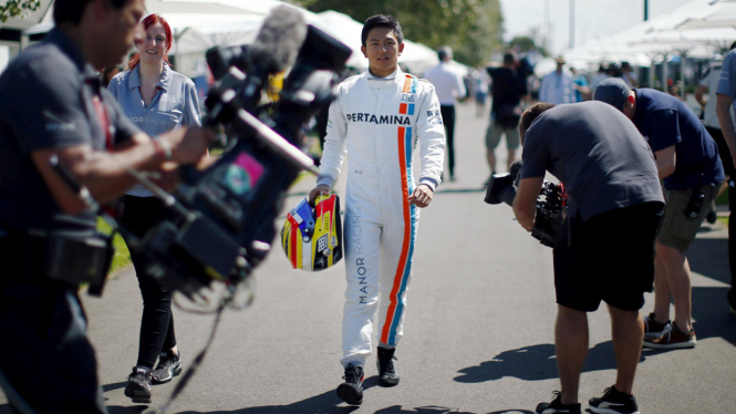 Pembalap F1 Manor Racing, Rio Haryanto bersiap untuk sesi foto sebelum pertandingan Australian Formula One Grand Prix, Melbourne.