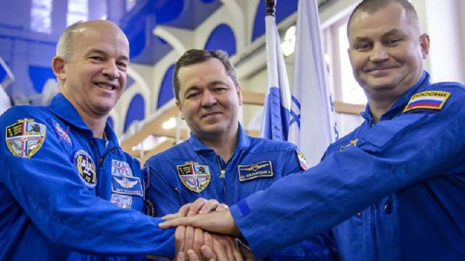 Astronaut Jeff Williams (kiri) bersama dua astronaut lainnya 