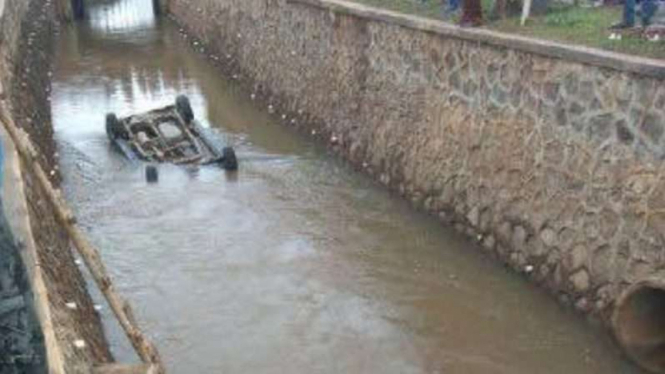 Mobil terjun ke kali