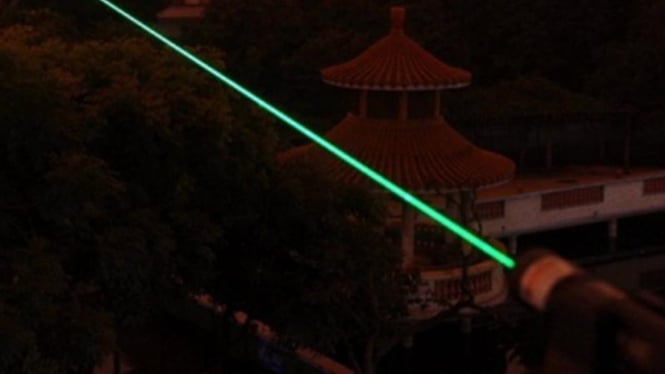 Sinar laser hijau.