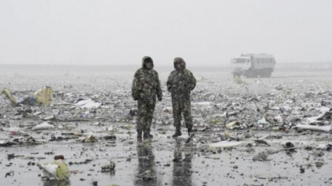 Kondisi puing-puing pesawat Flydubai di Bandara Rostov, Rusia.