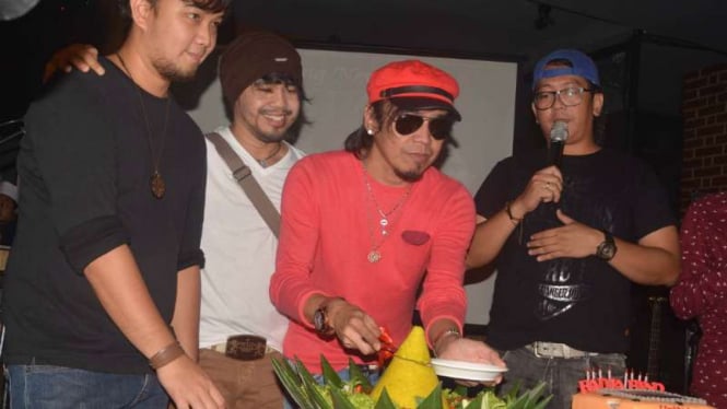 Personel band Radja menggelar perayaan ulang tahun ke-15, Jumat (18/3/2016)