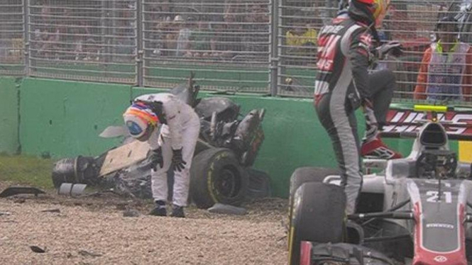 Pembalap McLaren, Fernando Alonso usai kecelakaan pada balapan pembuka F1 2016 di GP Australia.