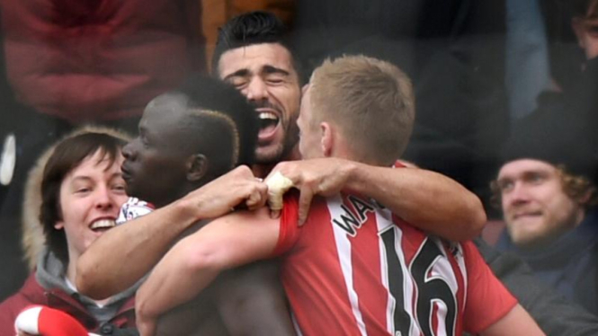 Pemain Southampton rayakan gol Saido Mane (kiri)