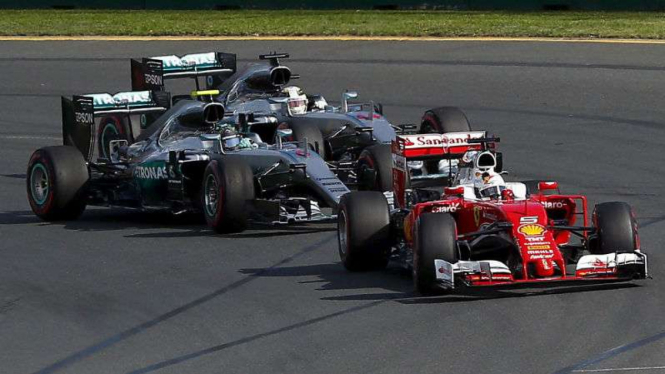 Pembalap Ferrari Sebastian Vettel melewati dua pembalap Mercedes.