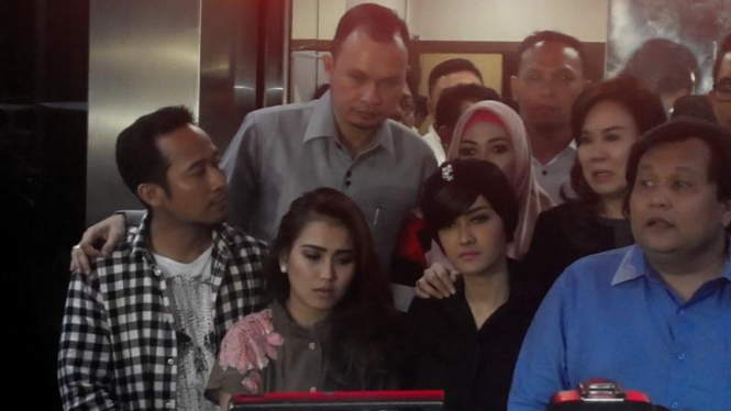Denny Cagur, Ayu Ting Ting dan Julia Perez keluar dari ruang penyidik usai menjalani pemeriksaan di Direktorat Reserse Kriminal Khusus Polda Metro Jaya.