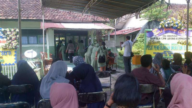 Suasana rumah duka Kapten Agung Kurniawan, Senin (21/3/2016). Ia menjadi salah seorang korban jatuhnya pesawat helikopter TNI di wilayah Poso Sulawesi Tengah.