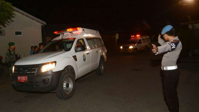  Petugas kepolisian mengarahakan mobil ambulans yang mengangkut Jenazah korban jatuhnya helikopter milik TNI di Poso saat tiba di Rumah Sakit Bhayangkara Palu, Sulawesi Tengah, Senin (21/3).