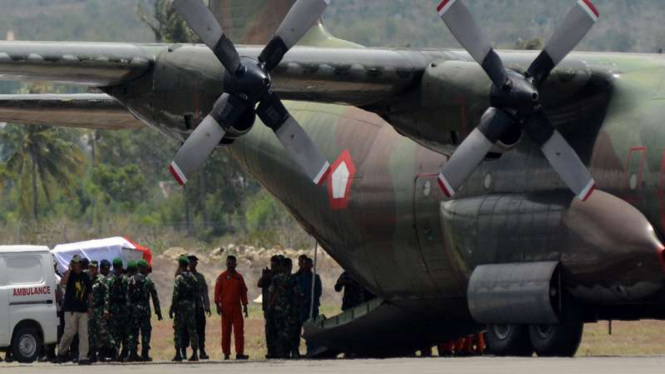 Sejumlah prajurit memasukan peti jenazah korban jatuhnya helikopter ke dalam pesawat Hercules di Bandara Mutiara Sis Aljufri Palu, Sulawesi Tengah, Senin (21/3/2016).
