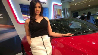 Jaga Kulit Mulusnya, Model Cantik Ini 'Ogah' Naik Motor