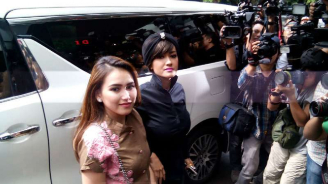 Artis Ayu Ting Ting dan Julia Perez Datangi Polda Metro Jaya