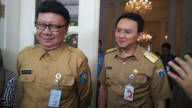 Menteri Dalam Negeri Tjahjo Kumolo (kiri) dan Gubernur DKI Jakarta, Basuki Tjahaja Purnama, (kanan) di Balai Kota Jakarta.