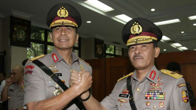 Kapolda Sulawesi Tengah Brigjen Pol Rudy Sufahriadi (kiri) berjabat tangan komando dengan pejabat lama Brigjen Pol Idham Azis (kanan) usai sertijab perwira tinggi Polri di Mabes Polri, Jakarta, Kamis 10 Maret 2016.