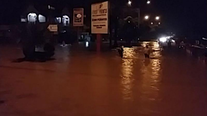 Banjir di sejumlah kecamatan di Kota Padang, Sumatera Barat, pada Selasa dini hari, 22 Maret 2016.