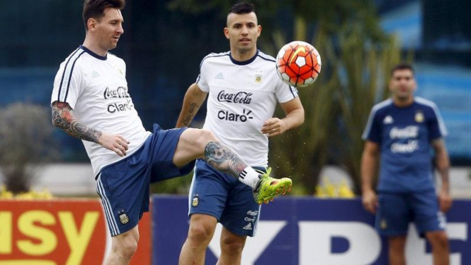 Striker Argentina, Sergio Aguero (kanan) dan Lionel Messi.