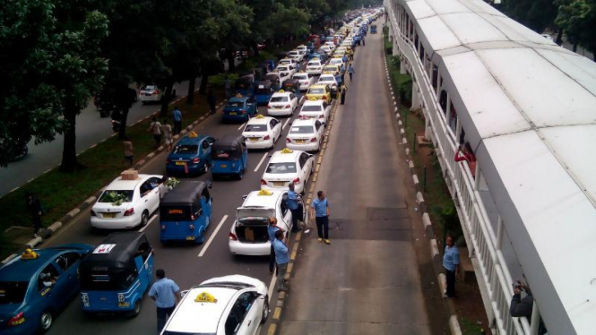 Sopir taksi konvoi menuju Gedung Kominfo