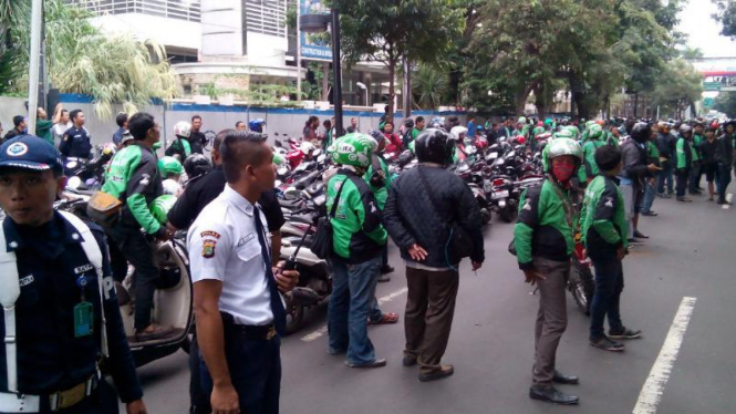 Pengemudi Gojek dan Grab di Kawasan Jalan Jenderal Sudirman, Jakarta Pusat.