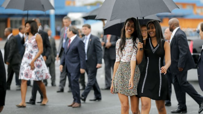 Presiden Amerika Serikat, Barack Obama, istrinya Michelle, serta dua anak mereka, Malia dan Sasha.