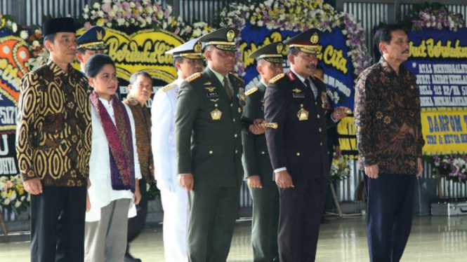 Upacara penyerahan jenazah 13 TNI AD di Lanud Halim Perdanakusuma Jakarta. 13 Prajurit ini gugur dalam kecelakaan pesawat di Poso, Sulawesi Tengah.