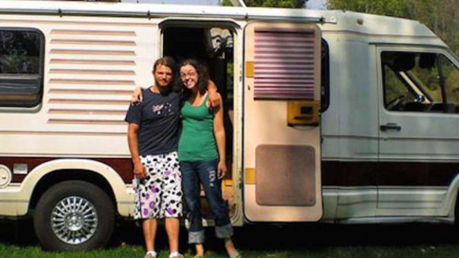 Pete dan Kara berfoto di depan mobil karavan mereka.