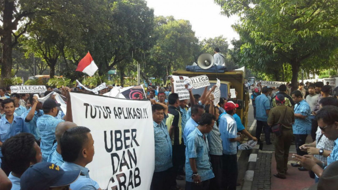 Demo ribuan sopir taksi di Jakarta