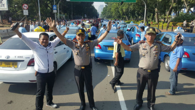 Demo ribuan sopir taksi di Jakarta, Selasa (22/3/2016)