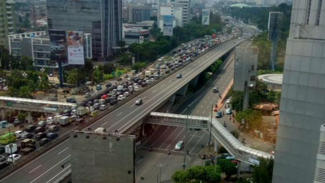 Kondisi Tol Dalam Kota akibat demo sopir taksi