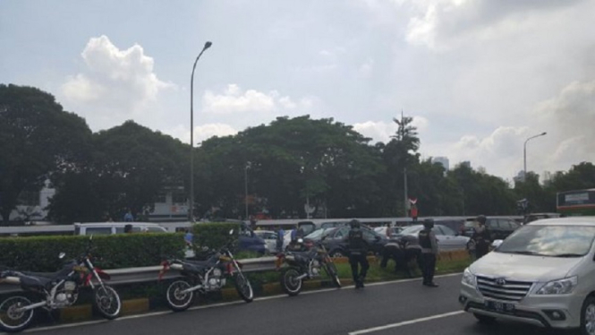 Polisi menghalau massa dari dalam tol