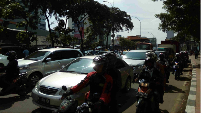 Macet di kawasan Gatot Subroto arah Slipi, Jakarta, Selasa, 22 Maret 2015.