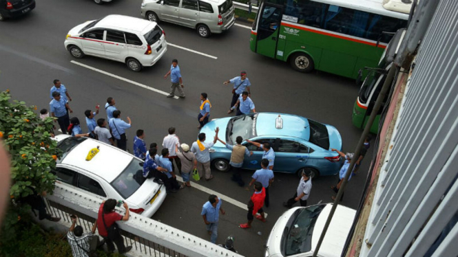 Taksi Blue Bird dihadang massa aksi di tol 