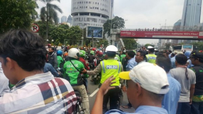 Bentrok sopir taksi di Gatot Subroto.