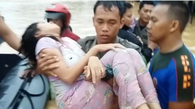 Korban banjir Padang Sumatera Barat pingsan karena kedinginan akibat terlambat dievakuasi, Selasa (22/3/2016)