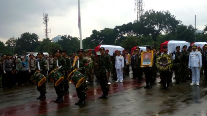 13 jenazah korban helikopter TNI AD tiba di TMP Kalibata