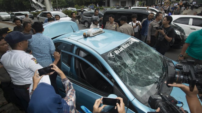 pengemudi ojek online melakukan sweeping taksi