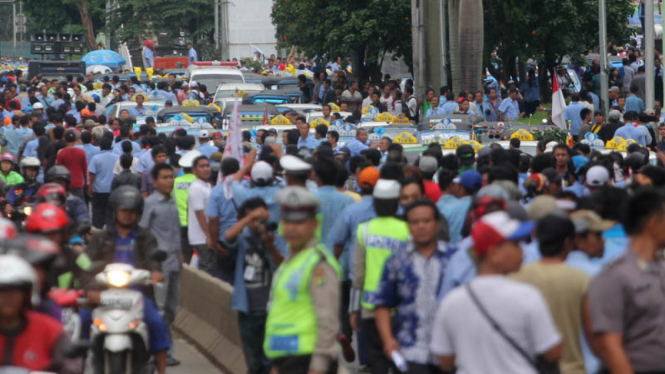 Aksi demonstrasi sopir taksi di Jakarta