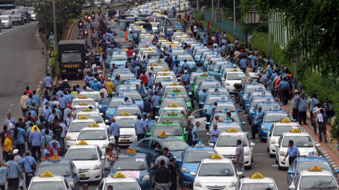 Ratusan sopir taksi menggelar aksi demonstrasi menolak keberadaan angkutan umum online.