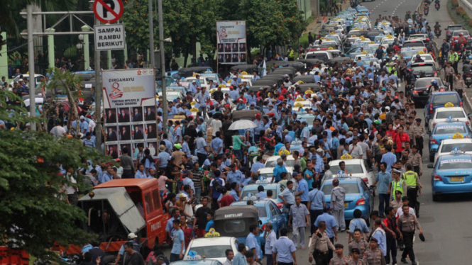 Aksi demonstrasi sopir taksi di Jakarta