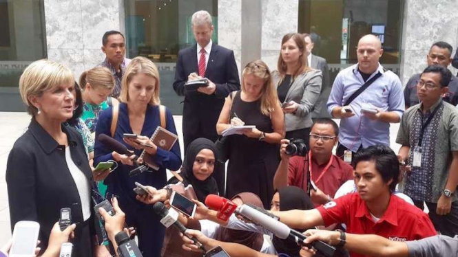 Menteri Luar Negeri Australia, Julie Bishop, menjawab pertanyaan para jurnalis usai resmikan Kedubes baru Australia di Jakarta, 21 Maret 2016.