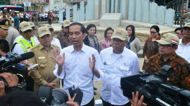 Presiden Joko Widodo sedang mempercepat proyek-proyek infrastruktur dan akses transportasi di berbagai belahan Indonesia.