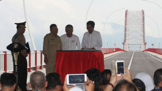 Presiden Joko Widodo meresmikan jembatan Tayan di Kabupaten Sanggau, Kalimantan 