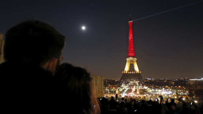 Menara Eiffel berpendar warna bendera Belgia sebagai penghormatan terhadap korban ledakan bom Belgia, 22 Maret 2016.