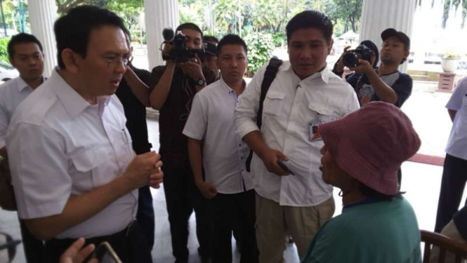 Gubernur DKI Jakarta Basuki Tjahaja Purnama bertemu petugas kebersihan Tuti