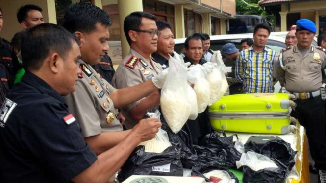 Tim Narkoba Polres Metro Jakarta Barat dan barang bukti sabu 18 Kg (23/3/2016)